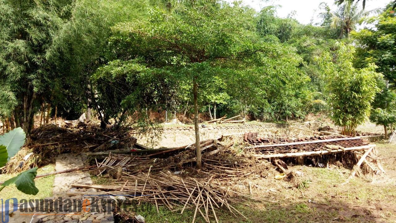 Saung Budaya Kampung Bolang Rusak Parah Akibat Luapan Air