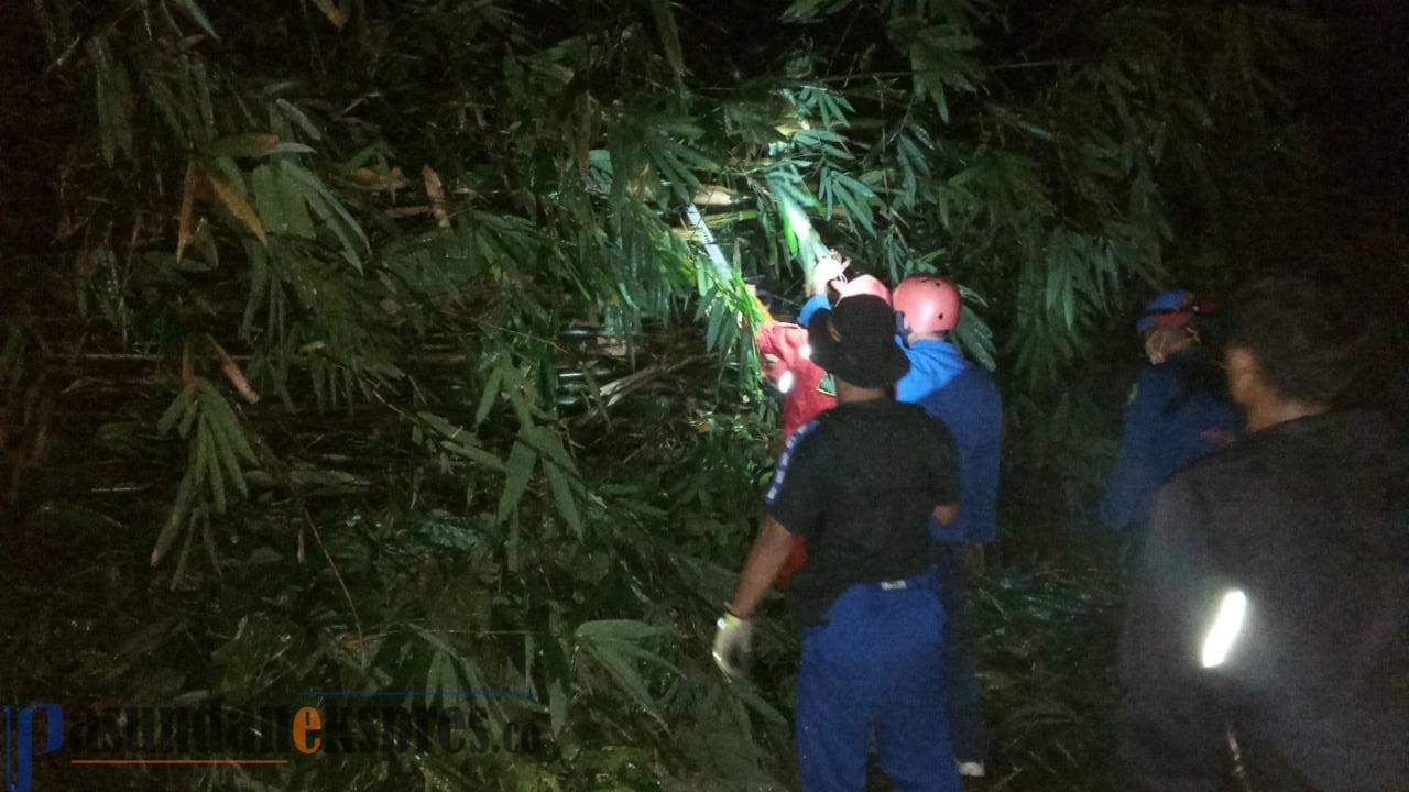 Jalan Tertutup Longsoran di Cisalak, Akses Sumedang-Jalancagak Lumpuh Total