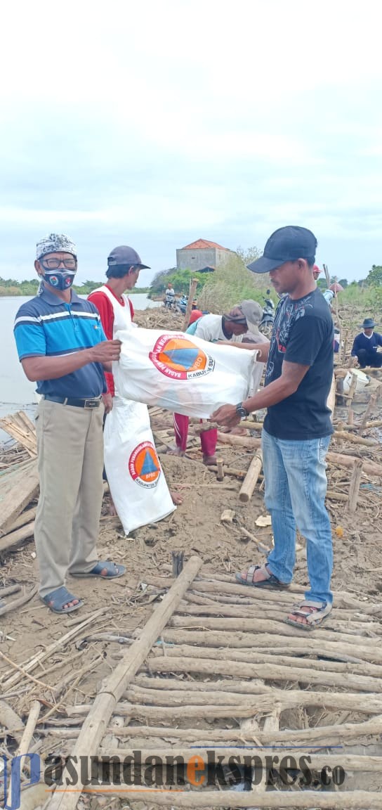 Tak Kunjung Dibangun, Warga Gotong Royong Bangun Tanggul