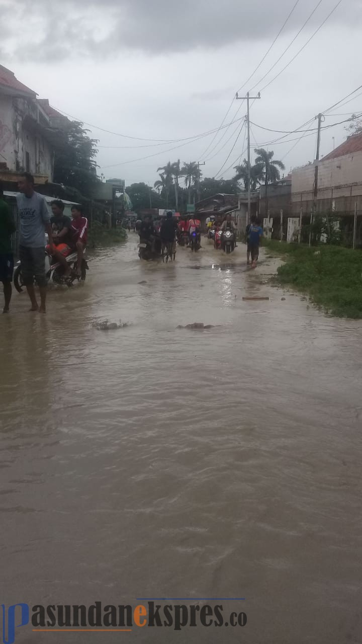 Jalan Pamanukan-Pondok Bali Mulai Tergenang Air