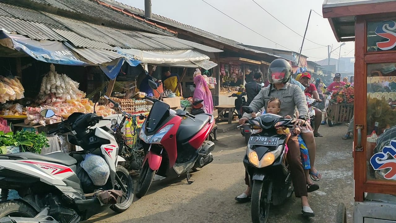 Meski Kebakaran, Sebagian Pedagang Pasar Inpres Pamanukan Tetap Berjualan