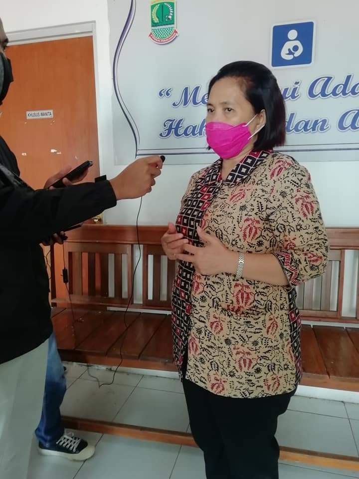 orang pertama divaksin di karawang