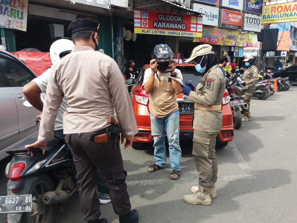 Pelanggar Prokes di Karawang Dihukum Push Up