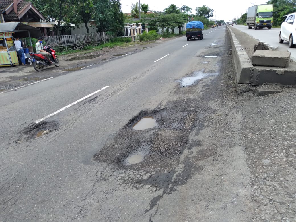 Jalur Pantura Rusak, Pemotor Diminta Hati-hati