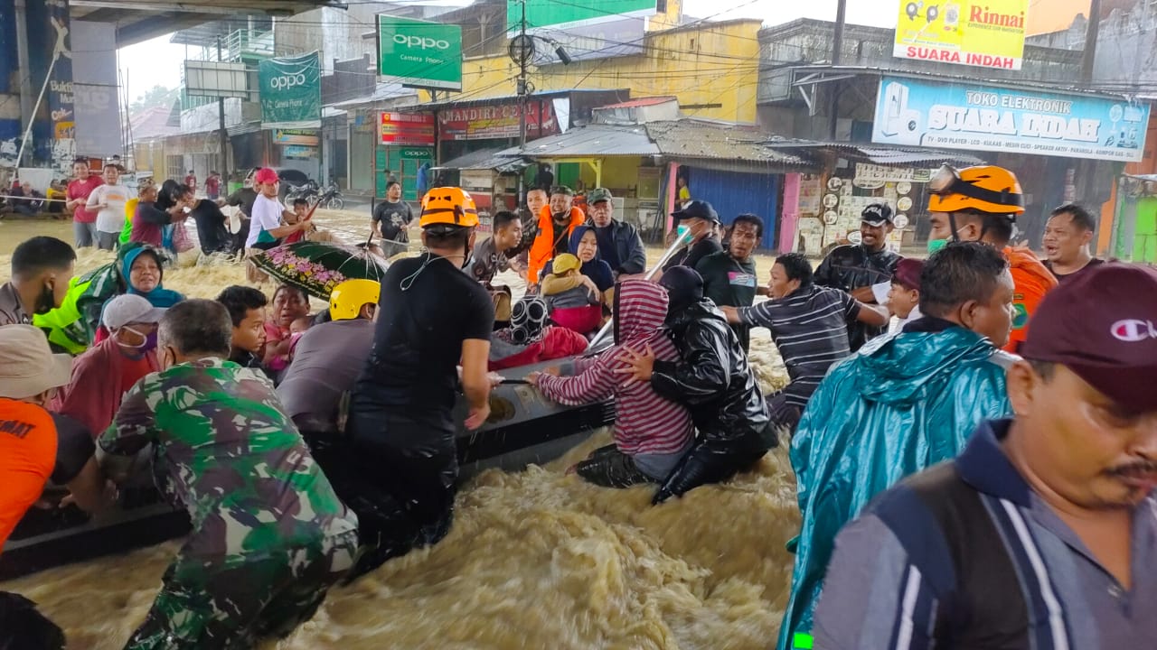 Banjir Semakin Tinggi, PLN Pamanukan Padamkan Listrik Sementara