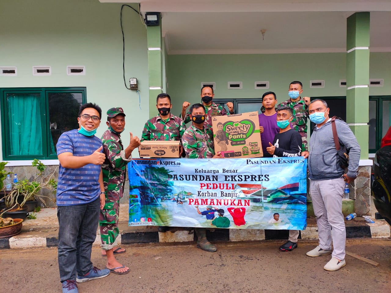 Harian Umum Pasundan Ekspres Salurkan Bantuan ke Korban Banjir Pamanukan