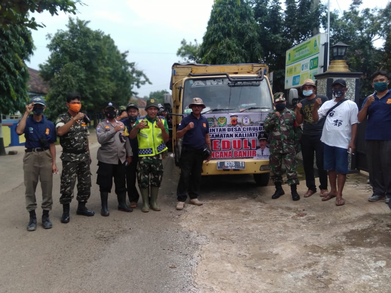 Pemerintah Desa Ciruluk Salurkan Bantuan pada Korban Banjir Pamanukan