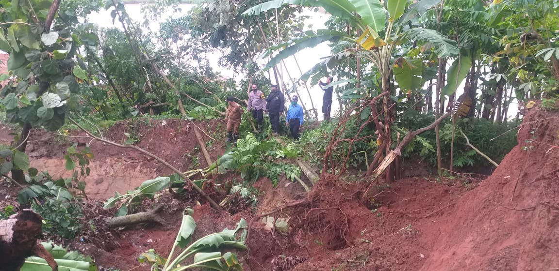 Tanah Longsor di Saluran Ranca Piteuk Desa Cisaga Minta Bantuan Alat Berat