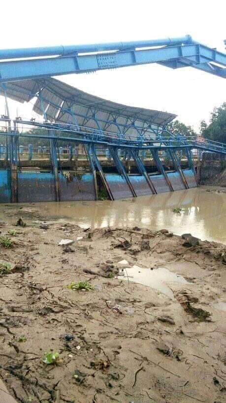 Pintu Air Jembatan Kiarasari Doyong Nyaris Ambruk