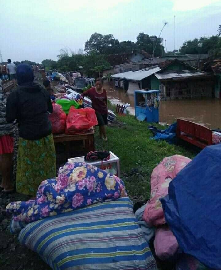 Banjir! Warga Pagaden Amankan Perabot ke Rel Kereta Api