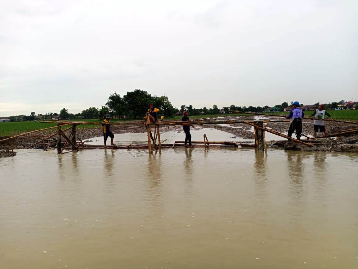 tanggul Sungai Cipunagara