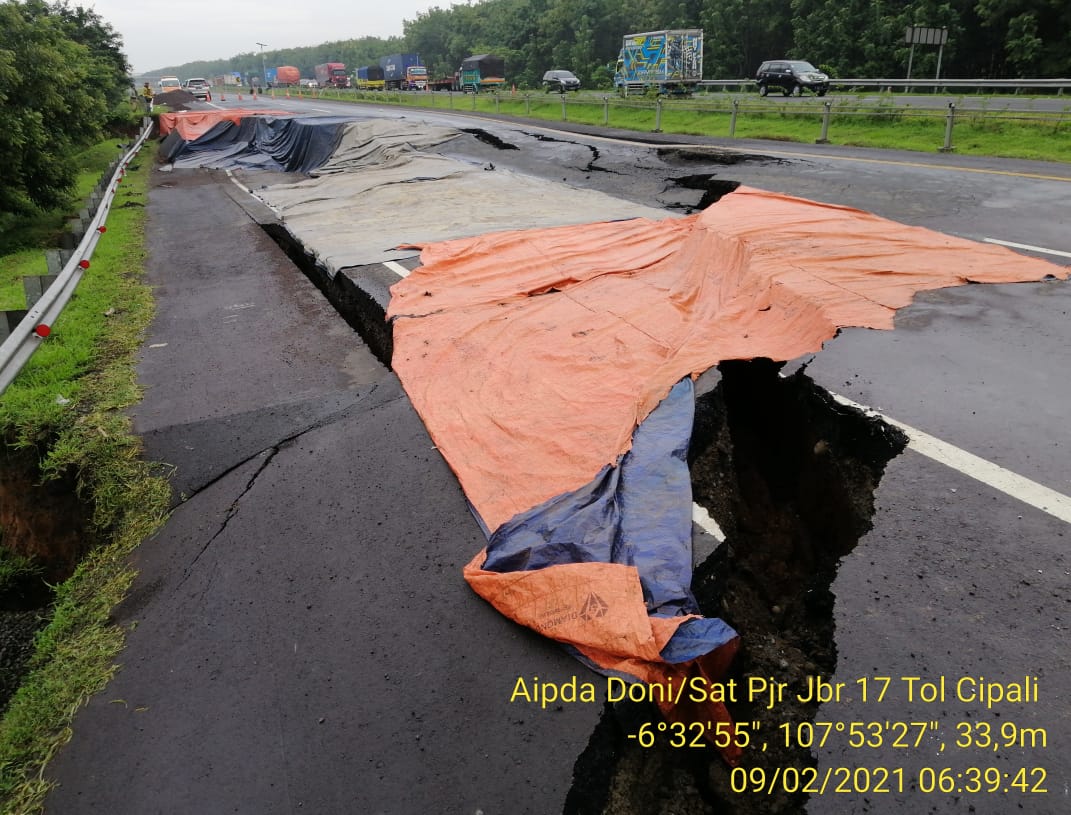 Ngeri! Tol Cipali Amblas Sekitar 30 Meter di KM 122, Diberlakukan Contraflow