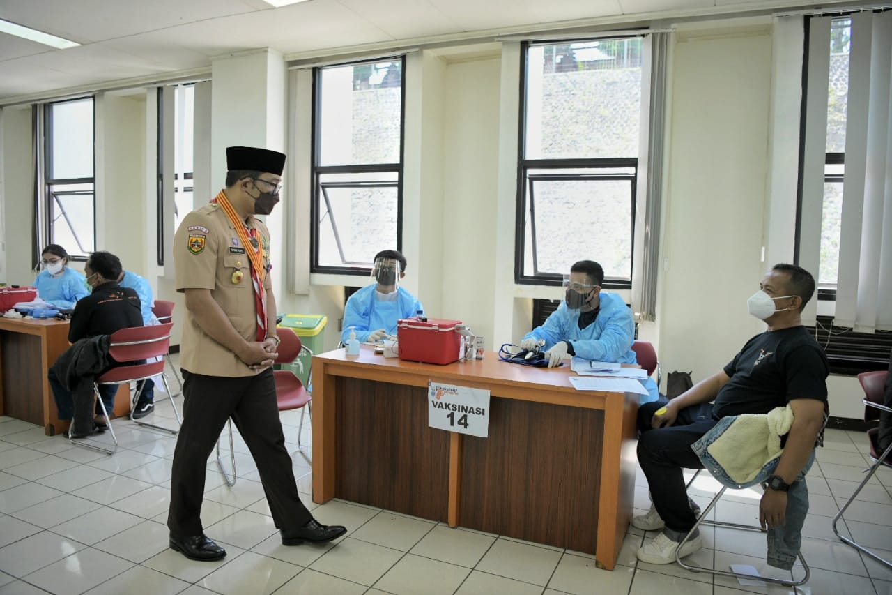 Gubernur Jabar Ridwan Kamil saat meninjau Sentra Vaksinasi Ganesha di Gedung Sabuga, Kota Bandung, Jumat (2082021). (Foto PipinBiro Adpim Jabar)