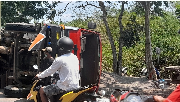 Kelebihan Muatan Truk Terguling di Tanjakan Panembong