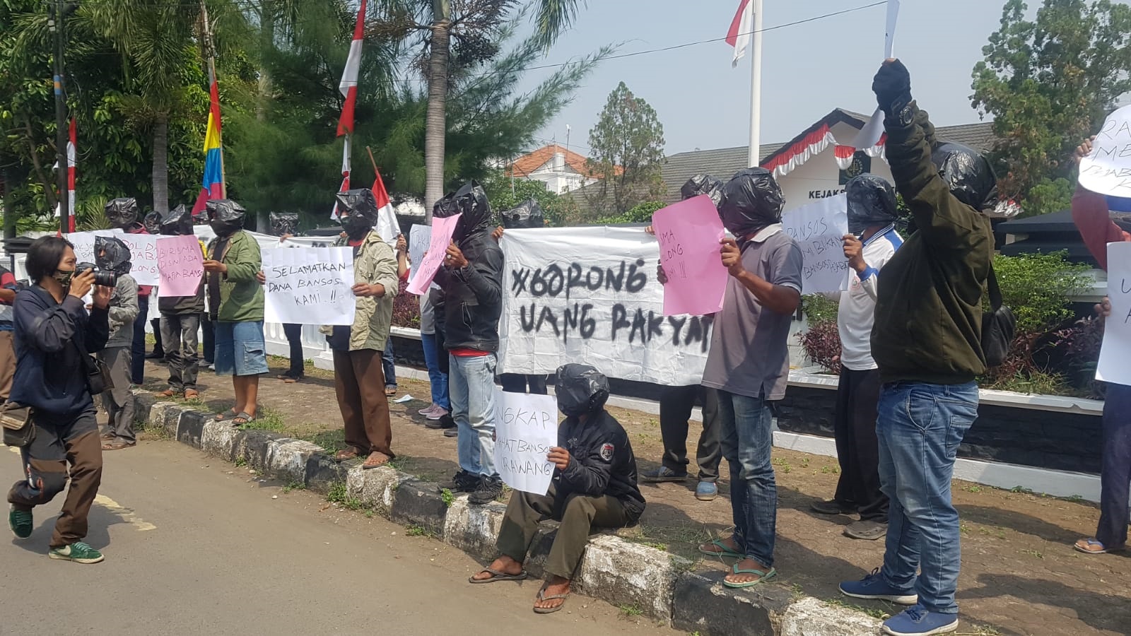 Buntut Dihentikanya Kasus Pemotongan Bansos, Warga Pasirtalaga Gerudug Kantor Kejaksaan Kejaksaan Negeri Karawang