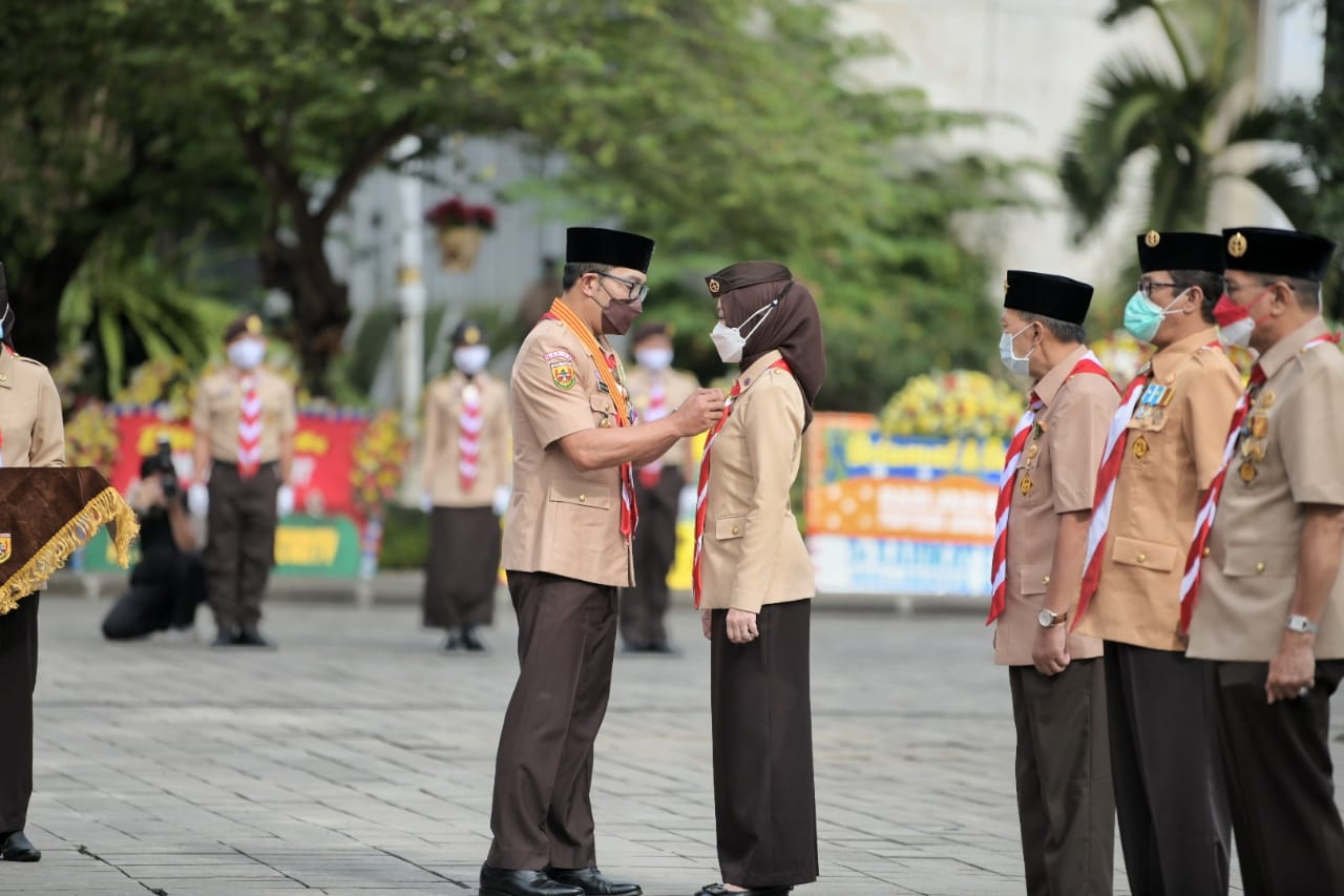 Gubernur Jabar Ridwan Kamil saat meninjau Sentra Vaksinasi Ganesha di Gedung Sabuga, Kota Bandung, Jumat (2082021). (Foto PipinBiro Adpim Jabar)