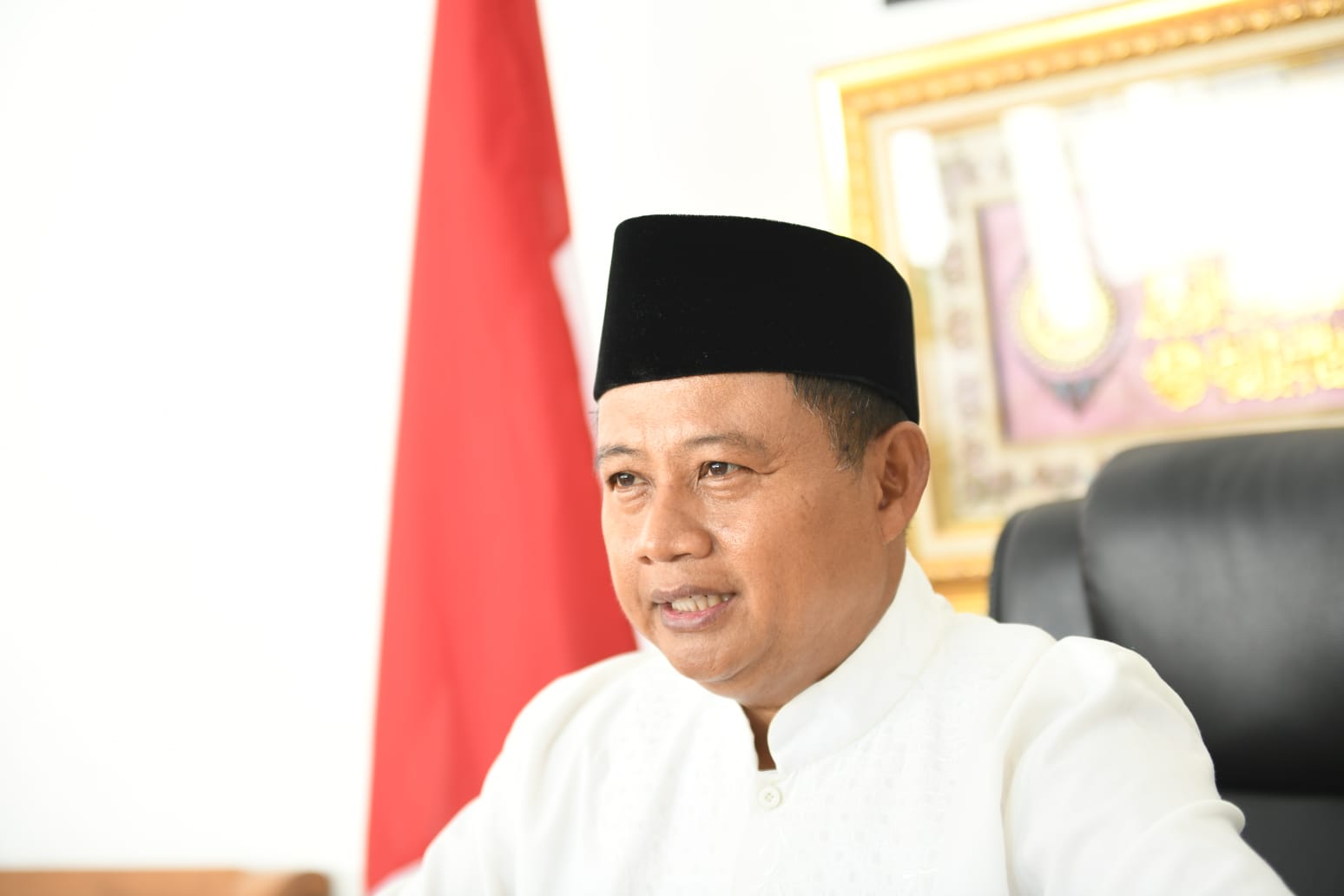 Wakil Gubernur Uu Ruzhanul Ulum menyaksikan penobatan atau jumenengan Pangeran Handi Raja Keprabon dinobatkan sebagai Sultan Keraton Kaprabonan Cirebon ke-XI yang berlangsung di di Keraton Kaprabonan, Kecamatan Lemahwungkuk, Kota Cirebon, Senin (23/8/2021).