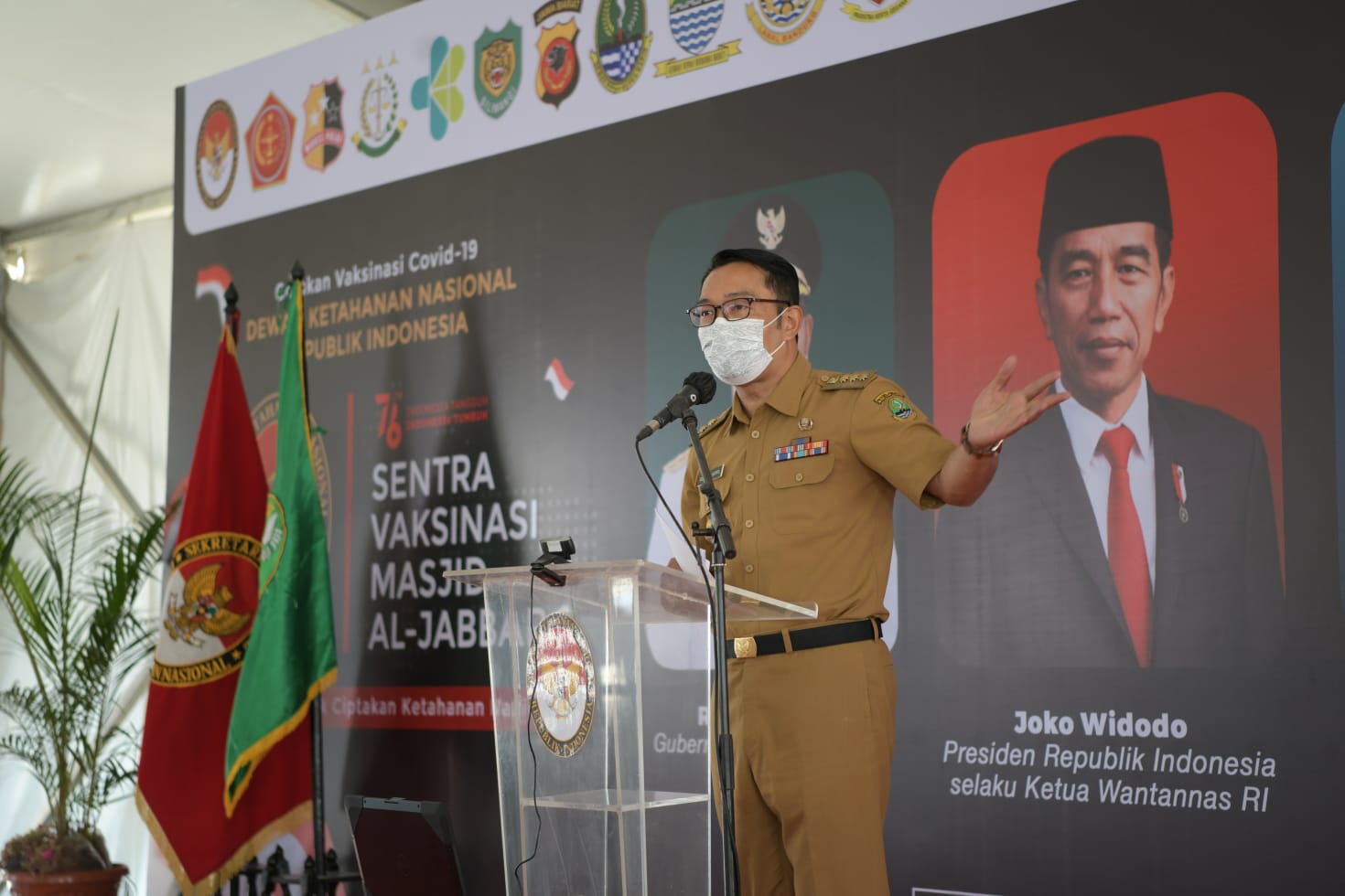 Gubernur Jabar Ridwan Kamil saat meninjau pelaksanaan Gerakan Vaksinasi COVID-19 Dewan Ketahanan Nasional (Wantannas) Republik Indonesia di Sentra Vaksinasi Masjid Al-Jabbar, Kota Bandung, Senin (23/8/2021). (Foto: Yogi P/Biro Adpim Jabar)