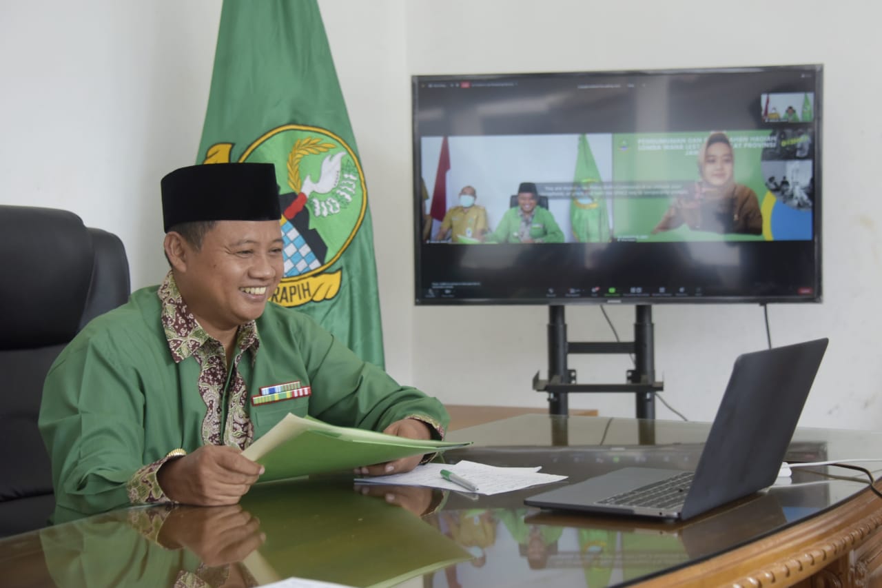 Wakil Gubernur Jawa Barat Uu Ruzhanul Ulum saat Penyerahan Penghargaan Pemenang Lomba Wana Lestari Tingkat Provinsi Jawa Barat secara virtual, dari Rumah Singgah Wagub Jabar, di Kabupaten Tasikmalaya, Senin (23/8/2021). (Foto: Aji/Biro Adpim Jabar)