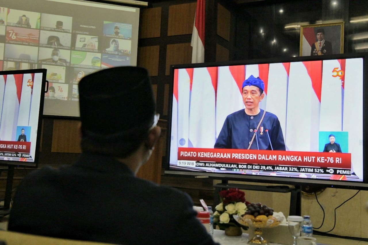 Gubernur Jawa Barat Ridwan Kamil mendengarkan pidato kenegaraan Presiden Joko Widodo tentang Penyampaian Laporan Kinerja Lembaga-lembaga Negara dan Peringatan Kemerdekaan ke-76 RI dalam sidang tahunan MPR-RI, di Gedung DPRD Jabar, Senin (16/8/2021). (Foto: Pipin/Biro Adpim Jabar)