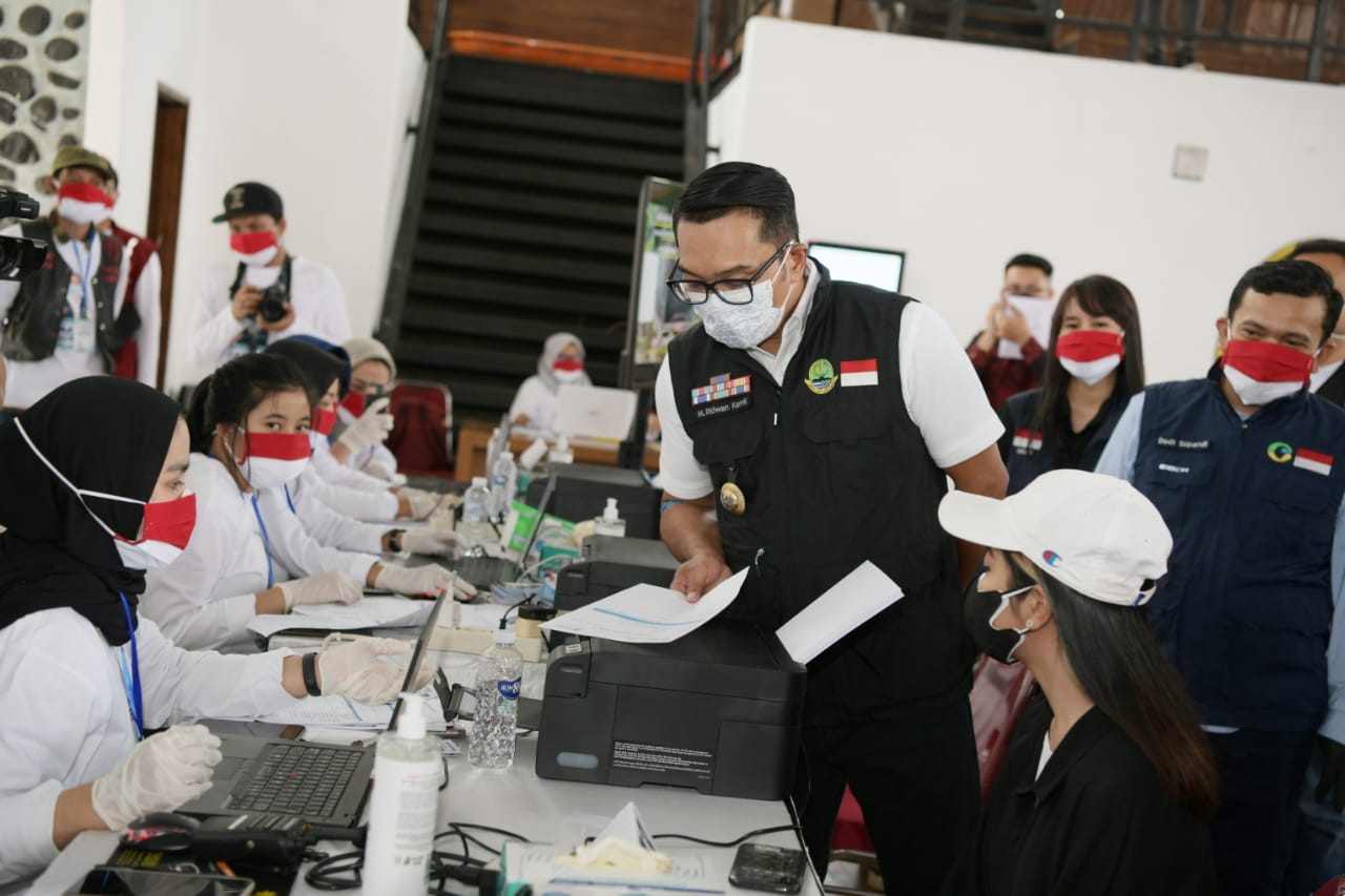 Gubernur Jabar Ridwan Kamil saat meninjau kegiatan vaksinasi COVID-19 hasil kolaborasi Jabar Quick Response (JQR) dengan berbagai pihak  di GOR Saparua, Kota Bandung, Jumat (13/8/2021). (Foto: Yogi P/Biro Adpim Jabar)