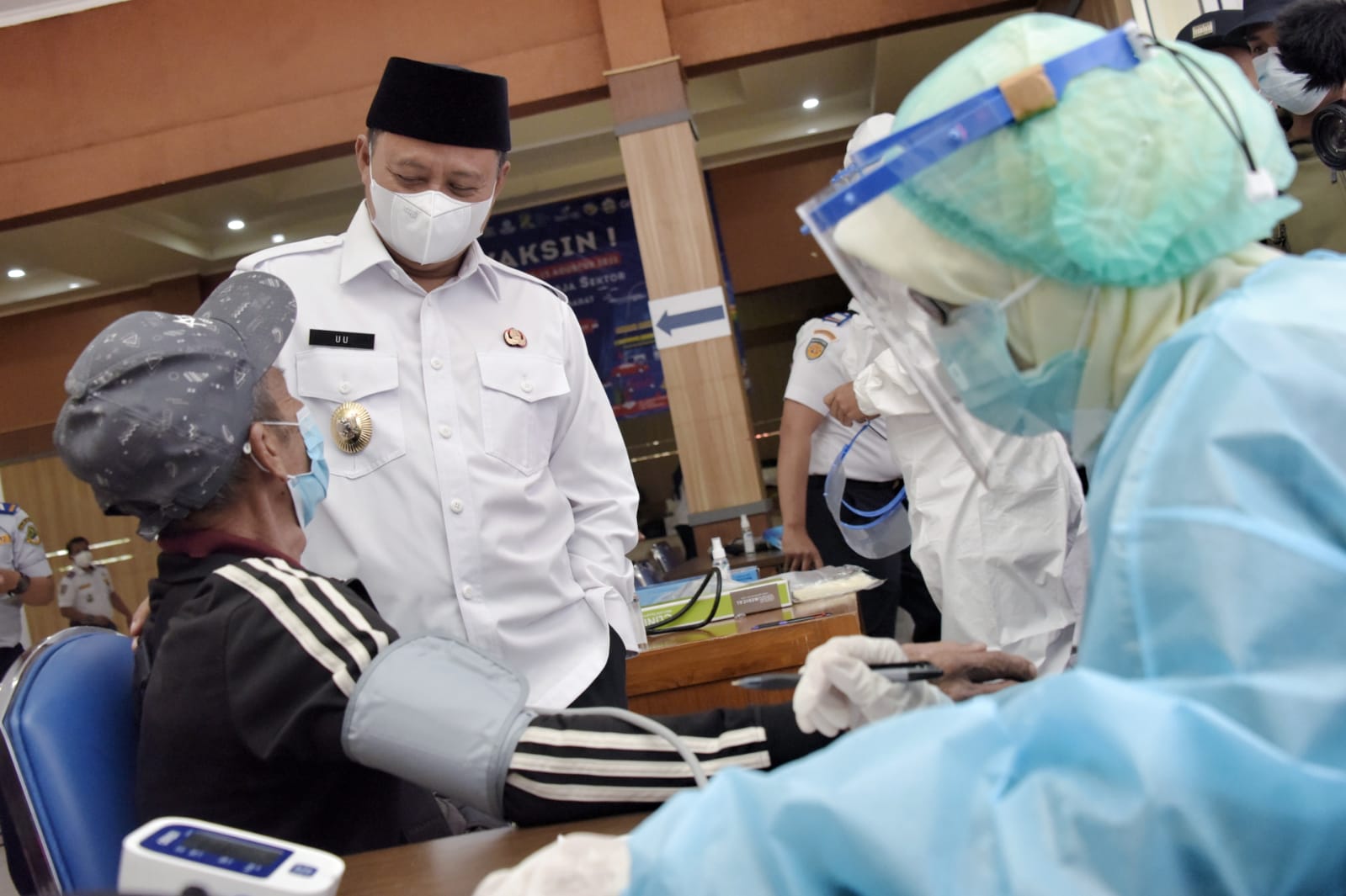 Wakil Gubernur Jawa Barat Uu Ruzhanul Ulum saat meninjau Vaksinasi bagi Para Pekerja Sektor Transportasi dan Logistik di Graha Perhubungan Jalan Raya Cinunuk KM 16,5 Kabupaten Bandung, Jumat (13/8/2021). (Foto: Biro Adpim Jabar)