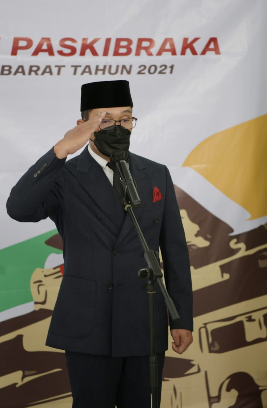 Gubernur Jawa Barat (Jabar) Ridwan Kamil mengukuhkan anggota Pasukan Pengibar Bendera Pusaka (Paskibraka) Tingkat Provinsi Jabar Tahun 2021 secara virtual dari Gedung Pakuan, Kota Bandung, Jumat (13/8/2021). (Foto: Yogi P/Biro Adpim Jabar)