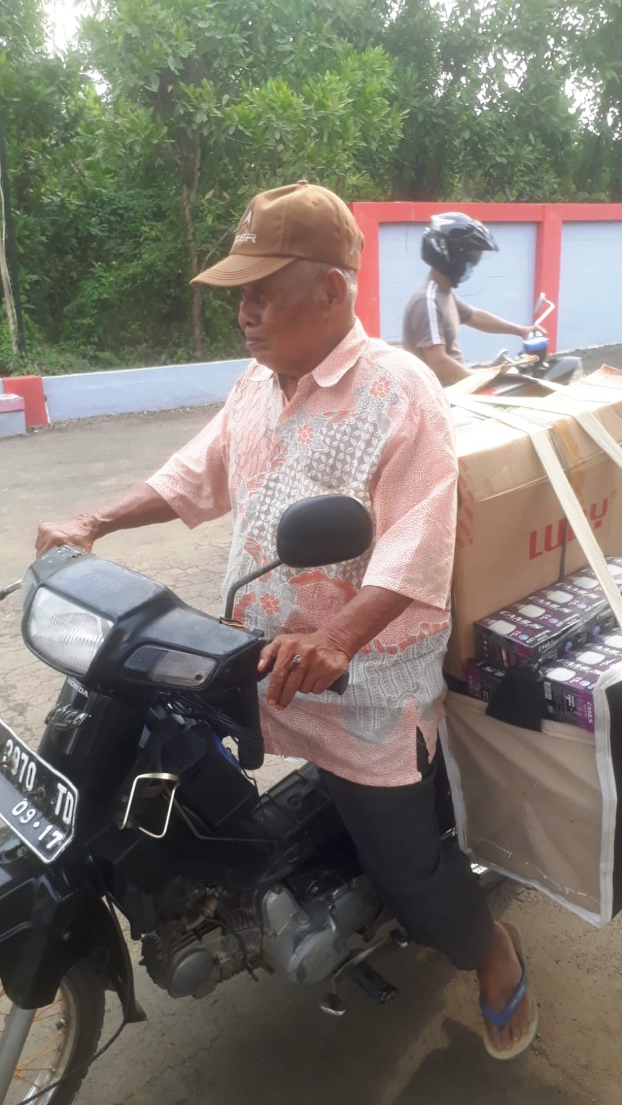 Bah Tata 20 Tahun Keliling Jual Barang Elektronik  dari Kampung ke Kampung