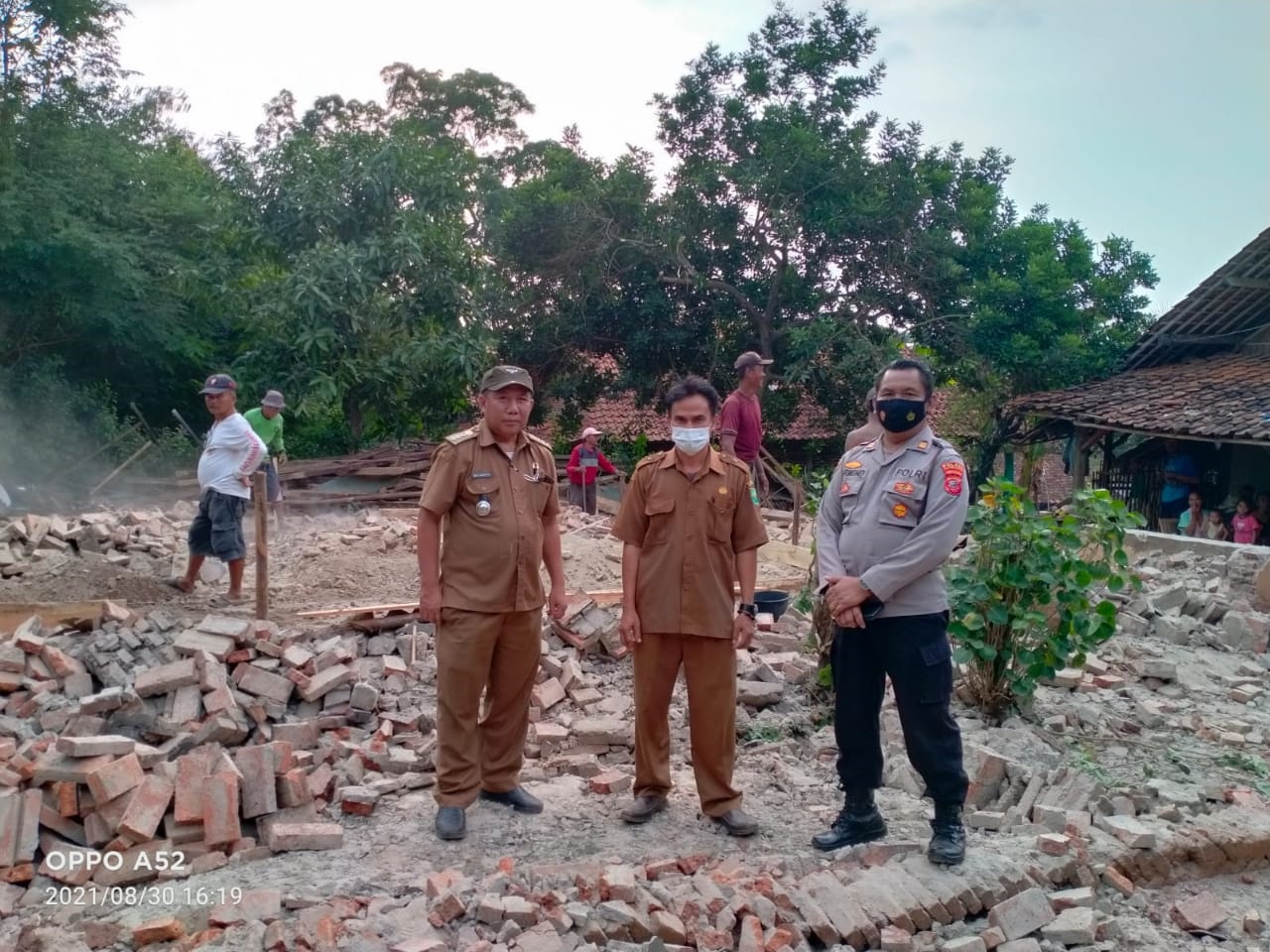 Warga Desa Sidajaya Bangun Rutilahu Secara Swadaya