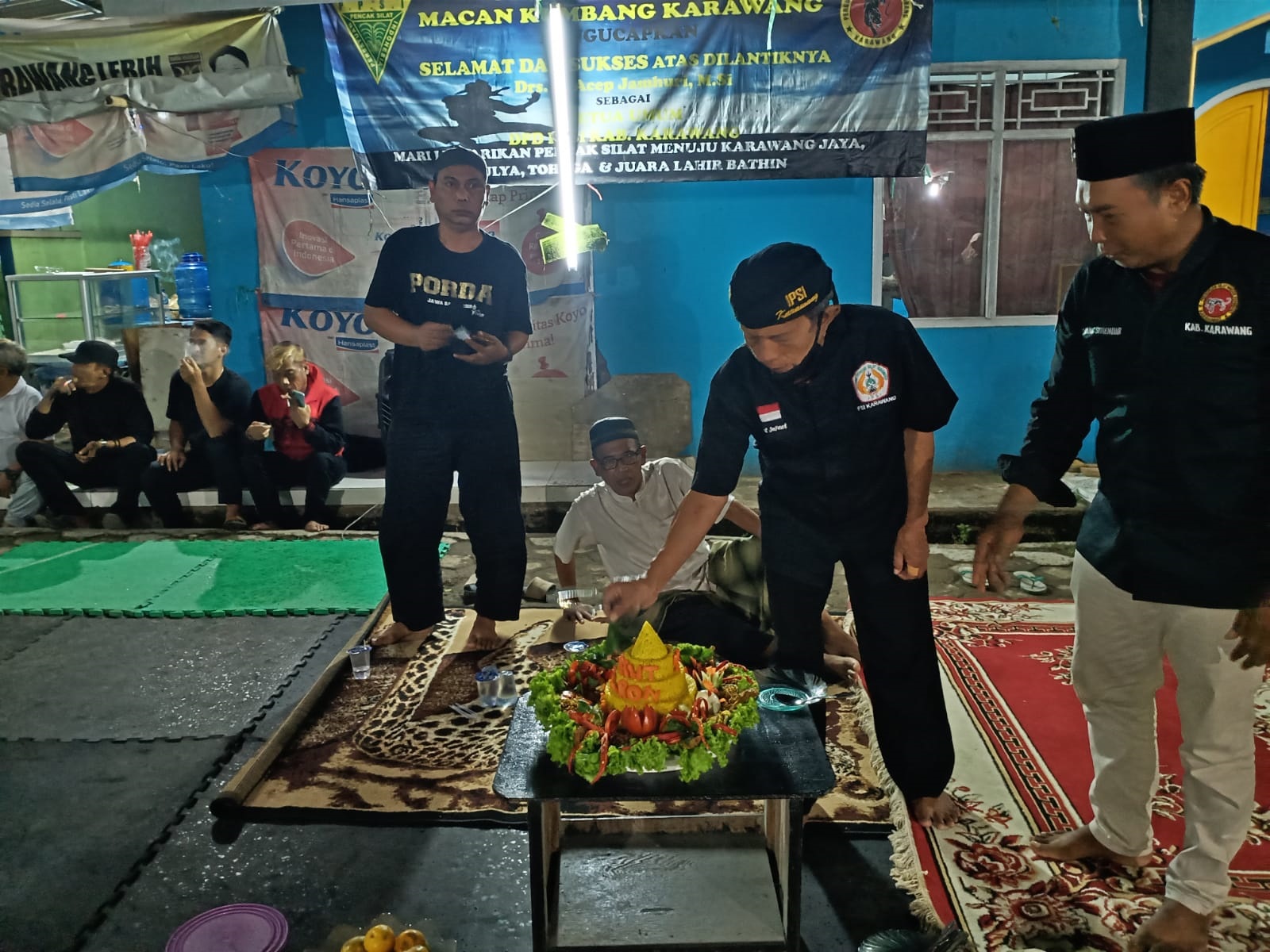 Peringati Hari Jadi Karawang, Pesilat Serempak Doa Bersama dan Potong Tumpeng