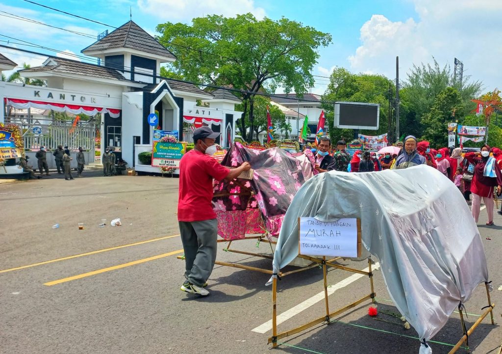 demo pembangunan Tol Japek II