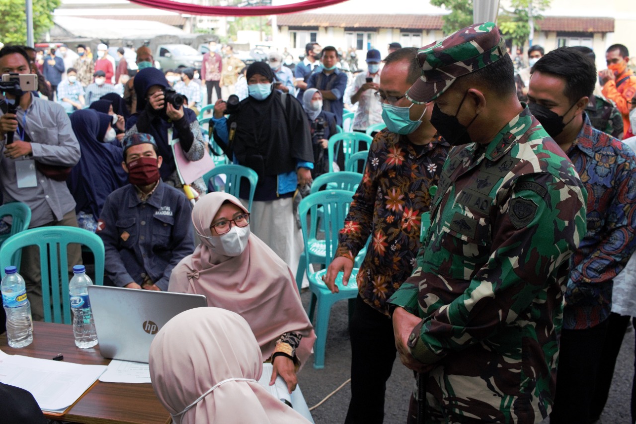 Pangdam Siliwangi Tinjau Vaksinasi Hingga Bagikan Sembako di Kampus As Syifa Jalancagak