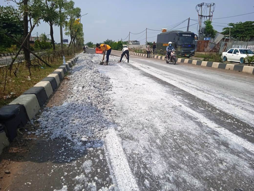 Limbah Lumpur Kertas Berceceran di karawang