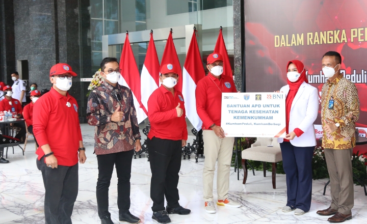 1.000 Bingkisan Diserahkan untuk Pasien Wisma Atlet Dalam Giat Kumham Peduli, Kumham Berbagi dan Empati Kumham