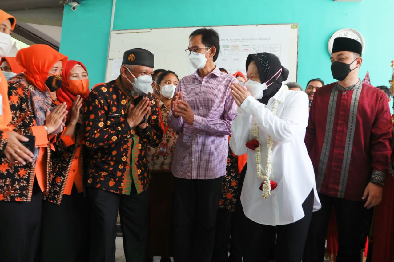 Bantu Pendidikan Siswa Tak Mampu Sekitar Eks Lokalisasi Dolly, Mensos Serahkan 105 Tablet Canggih