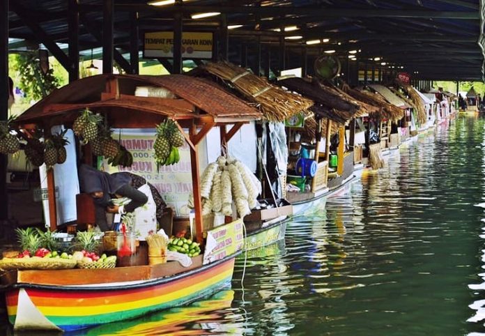 DOK PASUNDAN EKSPRES SAJIKAN KULINER: Pelaku UKM di Pasar Terapung atau Floating Market Lembang menyajikan berbagai aneka kuliner khas Jawa Barat. Objek wisata tersebut nampak sepi pengunjung karena kebijakan penutupan sepekan ke depan.