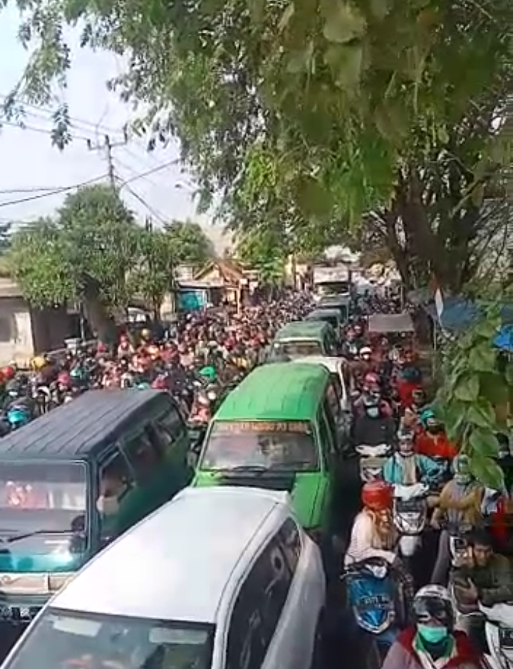 Macet di Depan Pabrik PT Taekwang