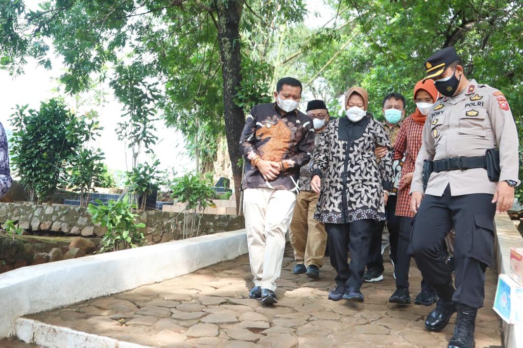 Ziarah ke Makam Cut Nyak Dhien, Mensos Persilakan Pemkab Sumedang Sampaikan Rencana Penataan Kompleks Makam