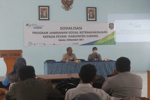 Kepala BPJamsostek Subang, Esra Nababan (kanan) didampingi Sekretaris Dinas Pertanian Subang Ir Asep Heryana dalam acara sosialisasi Program Jaminan Sosial Ketenagakerjaan kepada Petani Kabupaten Subang di Aula dinas pertanian, Jumat (26/11). YUSUP SUPARMAN/PASUNDAN EKSPRES