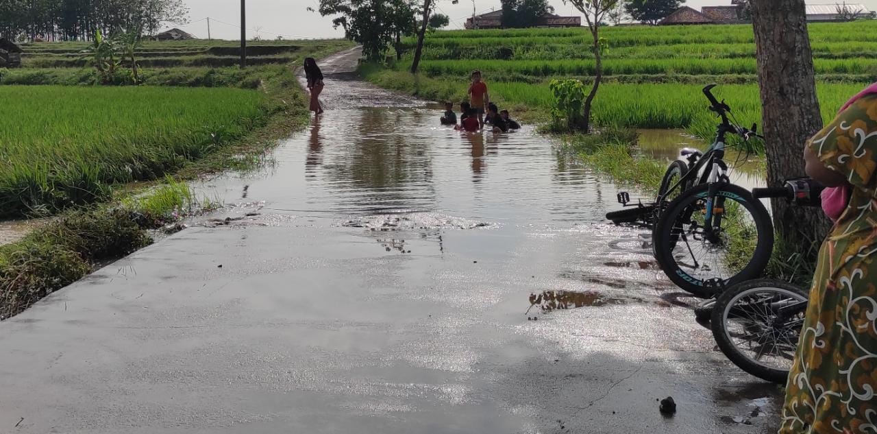 Akses Jalan di Desa Gunungsari Pagaden Terputus