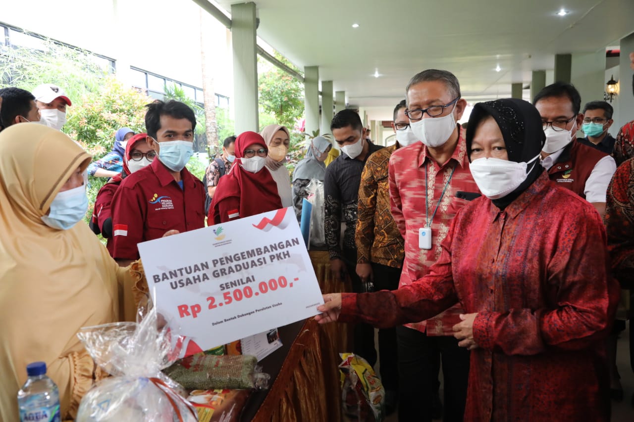 Antisipasi Jalur Transportasi Terputus, Mensos Instruksikan Pendirian Lumbung Sosial di Lokasi Banjir Kalbar