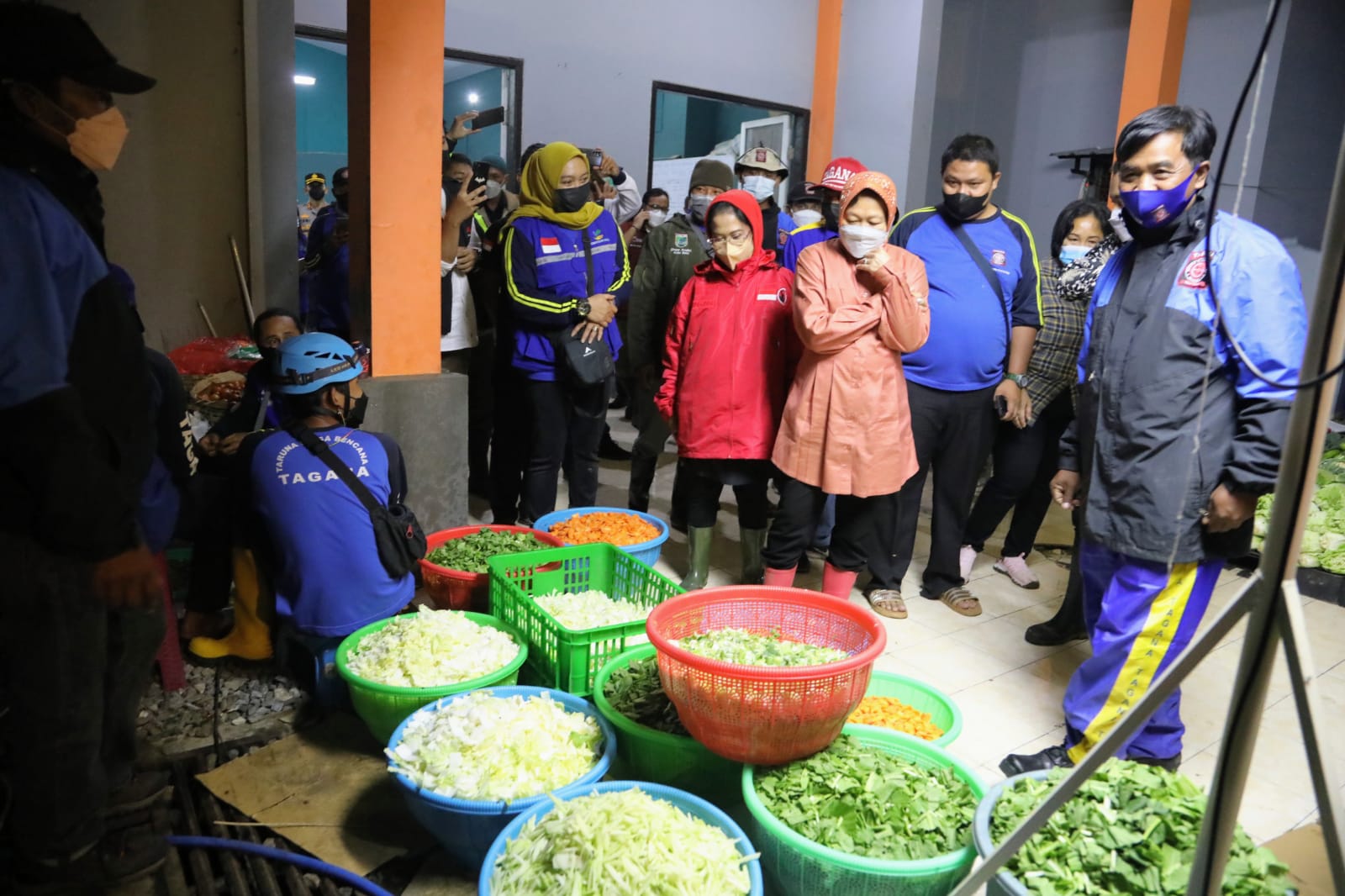 Tiba di Lokasi Banjir Bandang Kota Batu, Mensos Pastikan Penyintas Bencana Terima Bantuan Logistik