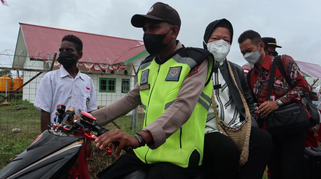 Mendarat di Bandara Ewer, Mensos Mulai Rangkaian Kegiatan dan Aktivasi Sejumlah Program Pemberdayaan Masyarakat di Papua