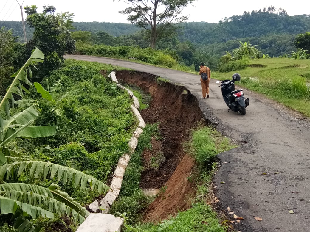 Bahaya! Akses Jalan Terancam Terputus, Longsor di Bantarsari Sering Terjadi