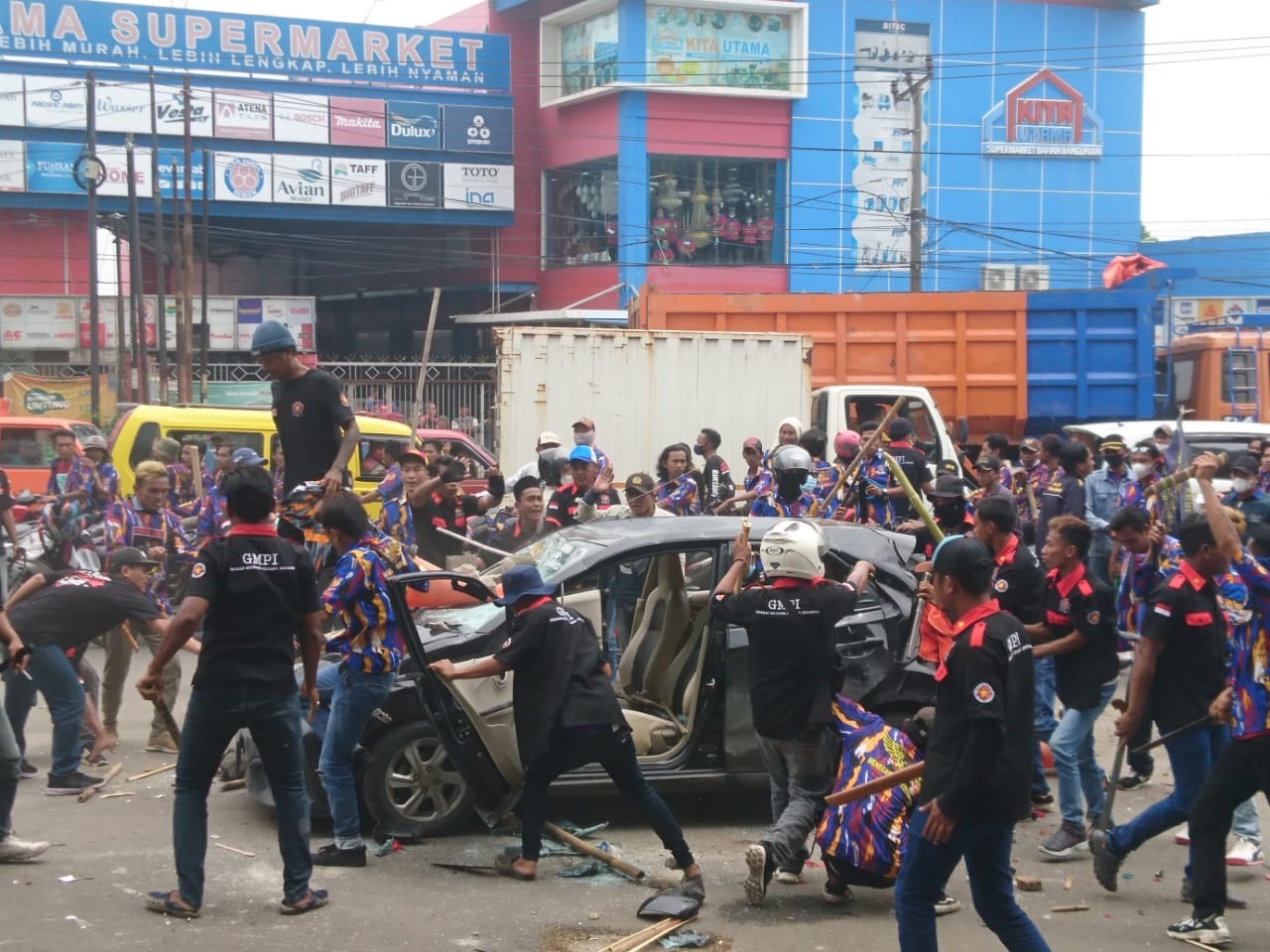 bentrok Ormas di Karawang