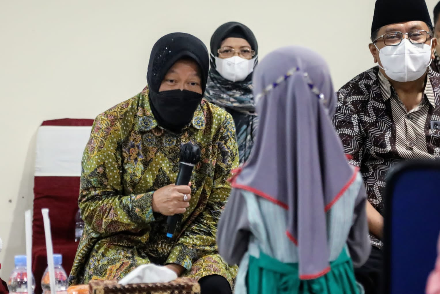 Mendadak “Guru TK”, Mensos Gandeng Anak-Anak Berdoa Bersama di Makam Bung Karno