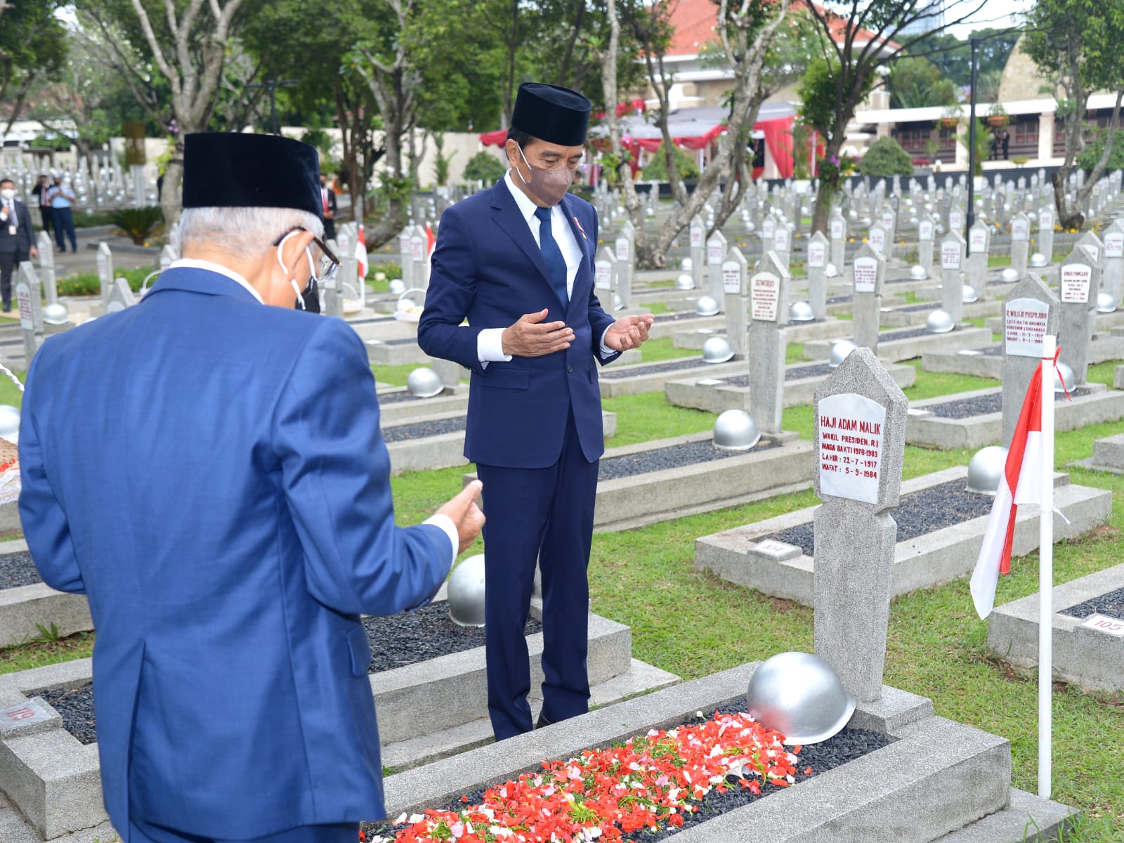 Peringati Hari Pahlawan Tahun 2021, Presiden Bertindak Selaku Inspektur Upacara Ziarah Pahlawan di TMPNU Kalibata