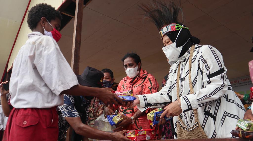 Hadir di Kampung Terjauh di Asmat, Bupati Elisa Kambu Apresiasi dan Beri Hormat kepada Mensos