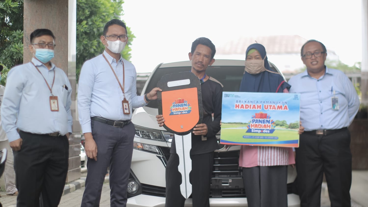 Sempat Tak Percaya dan Menolak Hadiah Mobil, Tukang Kerompongan Sampah Dapat Kejutan dari BRI