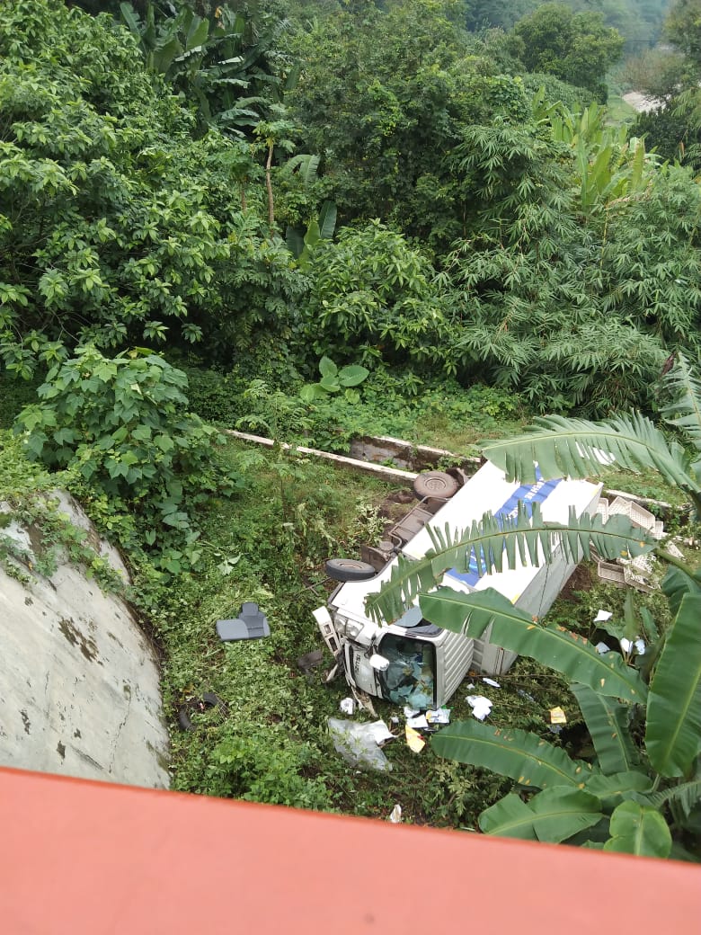 Sopir Ngantuk, Mobil Boks Ini Terjun ke Jurang